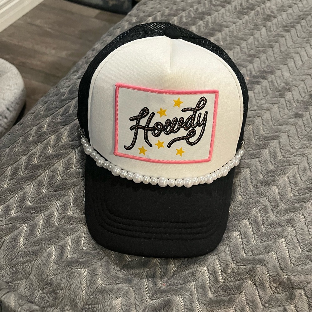 Black & White 'Howdy' Trucker Hat